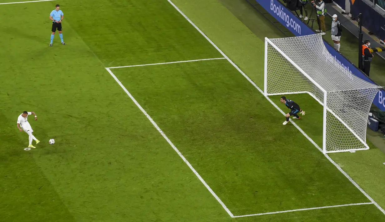Penyerang Prancis, Kylian Mbappe saat mencetak gol lewat titik penalti ke gawang Belgia pada pertandingan semifinal UEFA Nations League di stadion Juventus, di Turin, Italia, Jumat (8/10/2021). Kemenangan ini mengantar Prancis ke final dan akan bertemu Spanyol. (Massimo Rana/Pool Photo via AP)