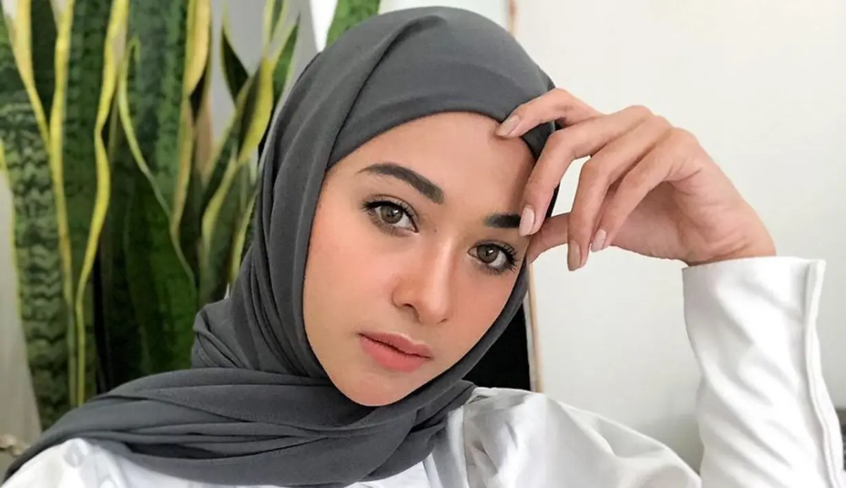 Poppy Bunga Riphat memutuskan untuk berhijab. Gaya penampilan Poppy Bunga dengan hijab ini banjir pujian dari netizen. Parasnya dipuji semakin cantik saat mengenakan balutan hijab. (Liputan6.com/IG/poppybungariphat)