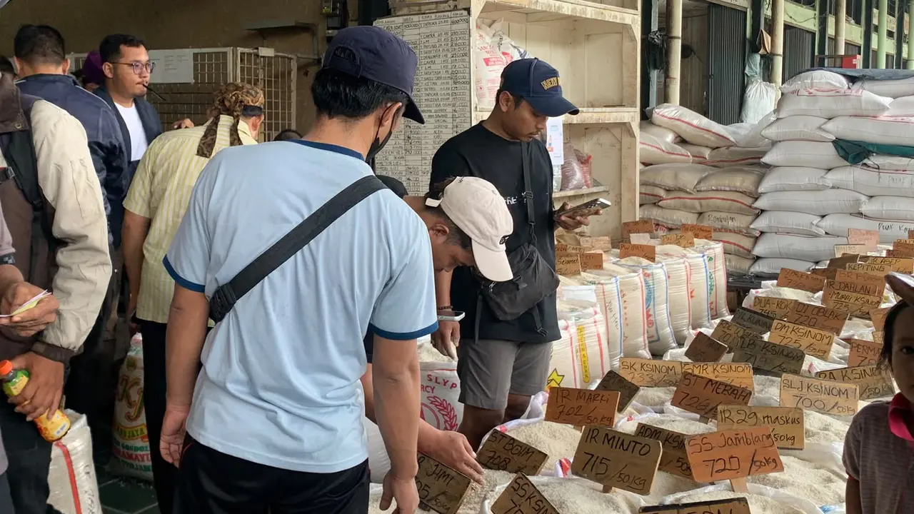 Pembeli beras di kawasan Pasar Induk Cipinang.
