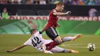 Pemain FC Bayern, Paul Will (kanan) mencoba melewati adangan pemain Juventus, Andrea Favilli pada laga International Champions Cup 2018 di Lincoln Financial Field, Philadelphia, (25/7/2018). Juventus menang 2-0.  (AP/Chris Szagola)