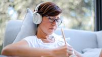 Menguasai kemampuan berbahasa Inggris tidak harus dilakukan dengan mengikuti kursus, tapi bisa juga dilakukan secara autodidak. (Foto: Pexels/Andrea Piacquadio)