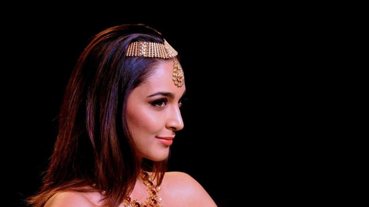 Bermahkota emas, Kiyara Advani cantik bersinar
