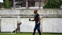 Alfonsius Kelvan bernostalgia di Lapangan Persebaya. (Bola.com/Aditya Wany)