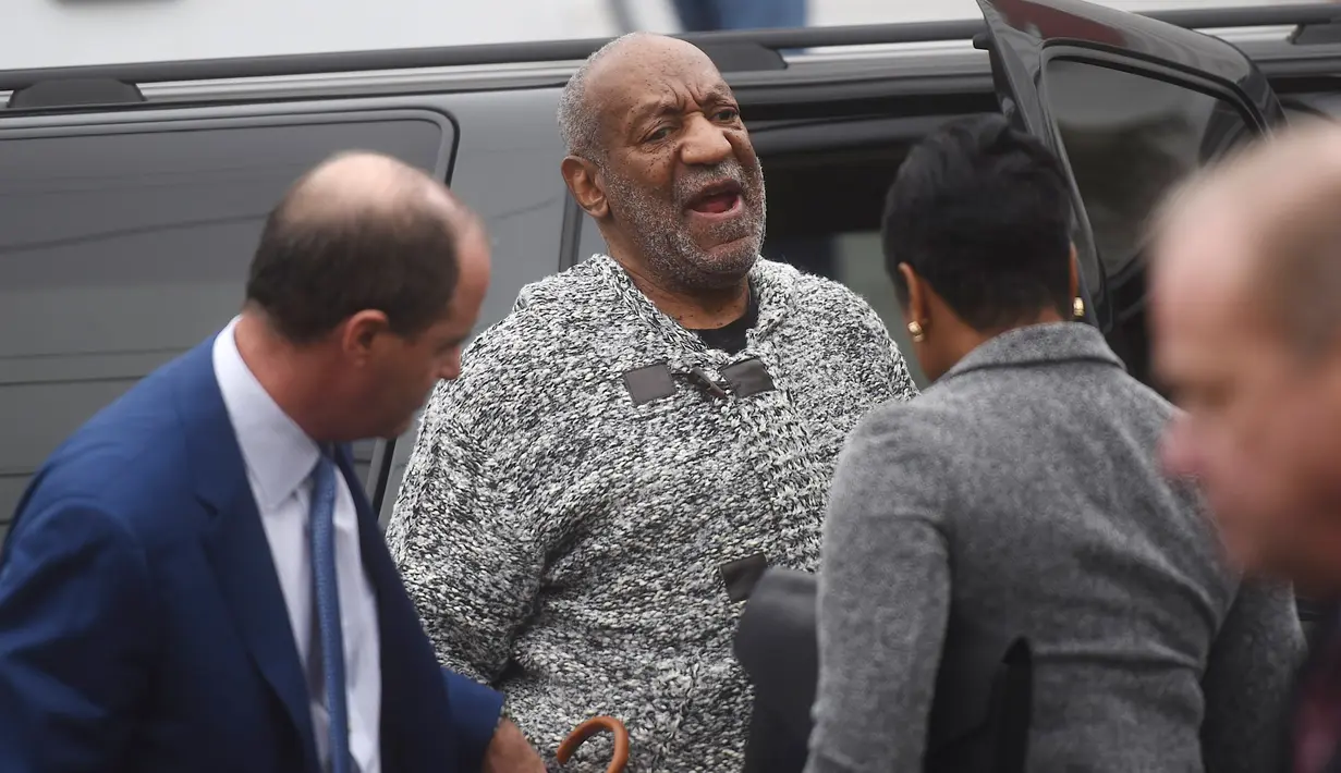 Aktor  Bill Cosby turun dari mobilnya saat tiba di Pengadilan Montgomery County, Pennsylvania, Rabu (30/12). Cosby dikenai tuduhan penyerangan seksual dalam satu peristiwa di 2004 yang melibatkan seorang pegawai universitas setempat. (REUTERS/Mark Makela)