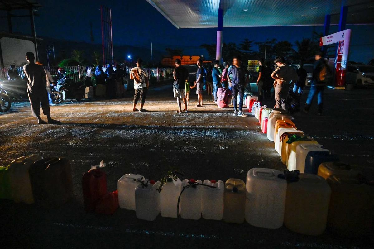 FOTO: Antrean Panjang BBM Warnai Pemulihan Pascabanjir di Sumut dan Aceh