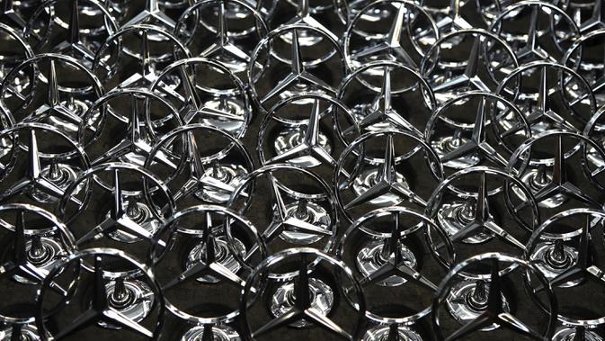 Lambang mobil Mercedes-Benz siap dipasang pada model S-class di pabrik Mercedes, Sindelfingen, Jerman, Kamis (30/4/2020). Mulai 27 April 2020, Mercedes-Benz kembali membuka jalur produksi yang sebelumnya ditutup karena pandemi virus corona COVID-19. (AP Photo/Matthias Schrader)