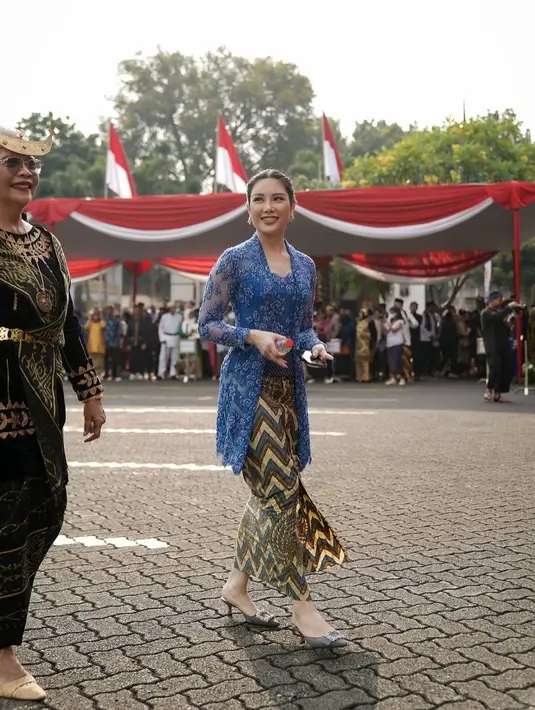 Wakil Menteri Pariwisata dan Ekonomi Kreatif Republik Indonesia Angela Tanoesoedibjo tampil menawan dalam balutan kebaya kutubaru full payet warna biru rancangan Didiet Maulana. [@angelatanoesoedibjo]