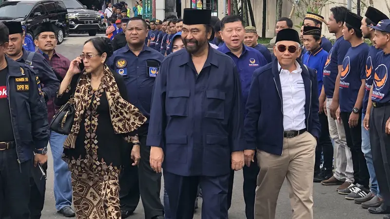 Ketua Umum Partai Nasdem Surya Paloh ziarah ke makam Bung Karno di Blitar, Jawa Timur.