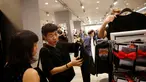 Orang-orang berbelanja pakaian hitam atau putih untuk menghadiri penghormatan terakhir atas meninggalnya Raja Thailand Bhumibol Adulyadej di sebuah mall Bangkok, Thailand (15/10). (REUTERS / Edgar Su)