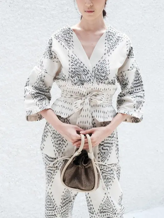 Kebaya bercelana dengan set motif dari Oemah Etnik ini juga pas untuk gaya Hari Raya Day 1. [Foto: @oemahetnik]