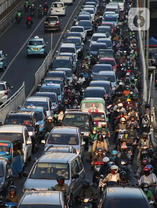 Pengendara terjebak kepadatan arus lalu lintas di Jalan Ciledug Raya, Jakarta, Jumat (15/5/2020). Dinas Tenaga Kerja, Transmigrasi dan Energi DKI Jakarta mencatat ada 1.100 perusahaan atau kantor di Jakarta melanggar aturan Pembatasan Sosial Berskala Besar (PSBB). (Liputan6.com/Helmi Fithriansyah)