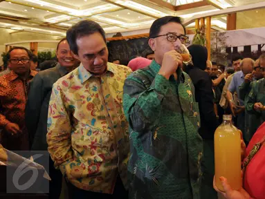 Menteri Agraria dan Tata Ruang Ferry Mursyidan Baldan (tengah) mencoba jamu saat meninjau stand Agrinex Expo 2016 di Jakarta Convention Centre, Jumat (1/4/2016). Agrinexpo 2016 berlangsung hingga Minggu (3/4). (Liputan6.com/Helmi Fithriansyah)