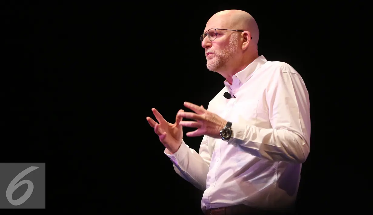 Dubes Australia Paul Grigson saat menjadi pembicara Supermentor bertema "End Poverty" di Jakarta, Senin (17/10). Tema tersebut diangkat untuk memperingati Hari Pengentasan Kemiskinan Dunia yang jatuh pada 17 Oktober. (Liputan6.com/Herman Zakharia)