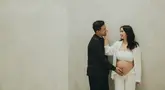 Saat ini usia kandungan dari Clairine Clay sudah memasuki usia 8 bulan. Terlihat bahwa baby bump di perutnya pun sudah sangat besar. Banyak netizen dan penggemar mendoakannya agar dalam kehamilan perdananya ini berjalan dengan lancar dan aman sampai hari persalinan nanti. (Liputan6.com/IG/@clairineclay)