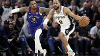 Pemain Spurs Patty Mills (No 8) saat melawan Nuggets di play off NBA (AP)