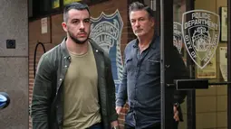 Aktor Alec Baldwin berjalan keluar dari Kantor Polisi New York, Jumat (2/11). Aktor sekaligus paman Hailey Baldwin tersebut sempat ditahan karena menyerang seorang pria bernama Wojciech Cieszkowski  karena perebutan tempat parkir. (AP/Julie Jacobson)