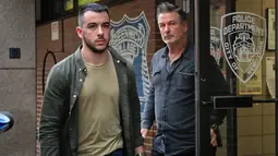 Aktor Alec Baldwin berjalan keluar dari Kantor Polisi New York, Jumat (2/11). Aktor sekaligus paman Hailey Baldwin tersebut sempat ditahan karena menyerang seorang pria bernama Wojciech Cieszkowski  karena perebutan tempat parkir. (AP/Julie Jacobson)