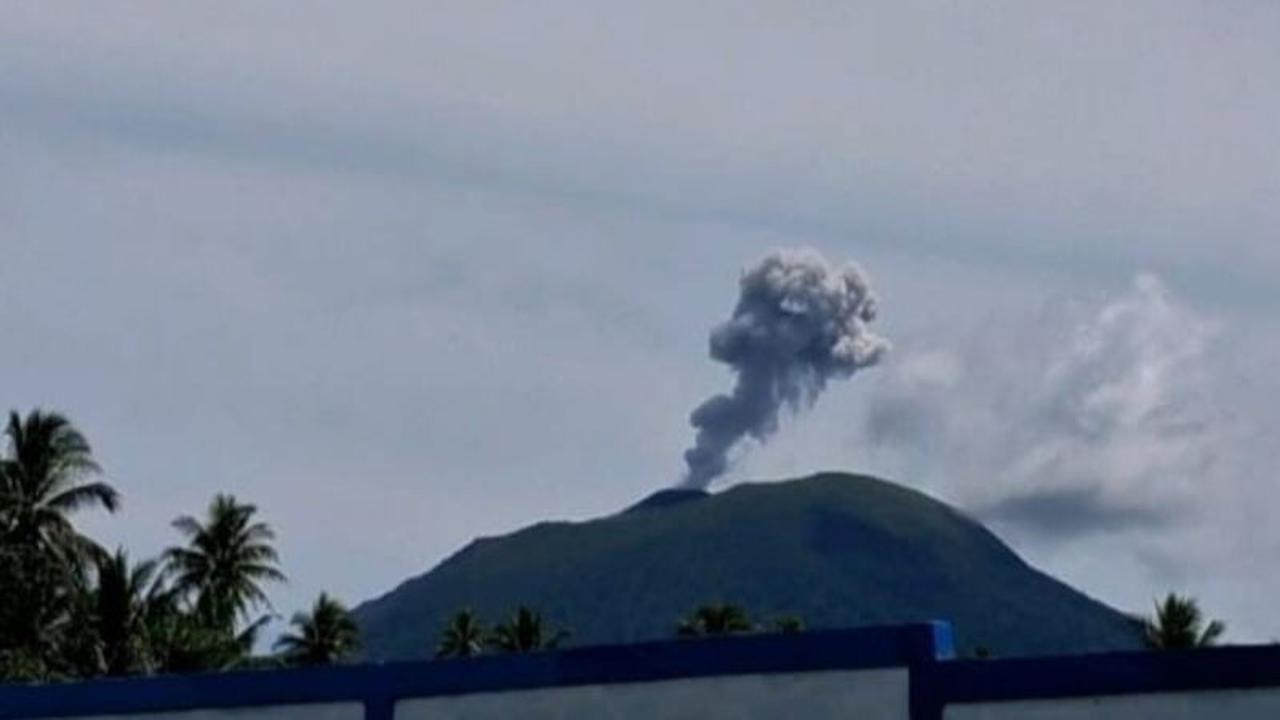 Erupsi Gunung Ibu: Semburkan Abu Vulkanik 600 Meter, Status Tetap Waspada