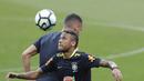 Striker Brasil, Neymar, mengikuti sesi latihan bersama timnas Brasil jelang laga kualifikasi piala dunia 2018 di Porto Alegre, Brasil, Selasa (29/8/2017). Brasil akan berhadapan dengan Ekuador. (AP/Andre Penner)