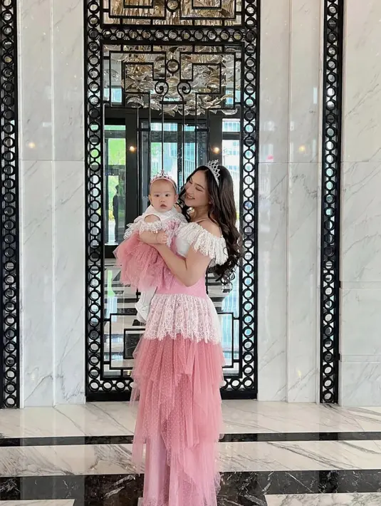 Tampil kembar dengan busana ala princess, keduanya tampak begitu menggemaskan.  [Foto: instagram/ Jessica Mila]