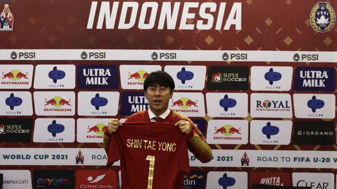 Pelatih Timnas Indonesia, Shin Tae-yong, dalam perkenalan pelatih Timnas Indonesia di Stadion Pakansari, Cibinong, Sabtu (28/12). PSSI Kontrak Shin Tae-yong 4 Tahun sebagai Pelatih Timnas.(Bola.com/Yoppy Renato)