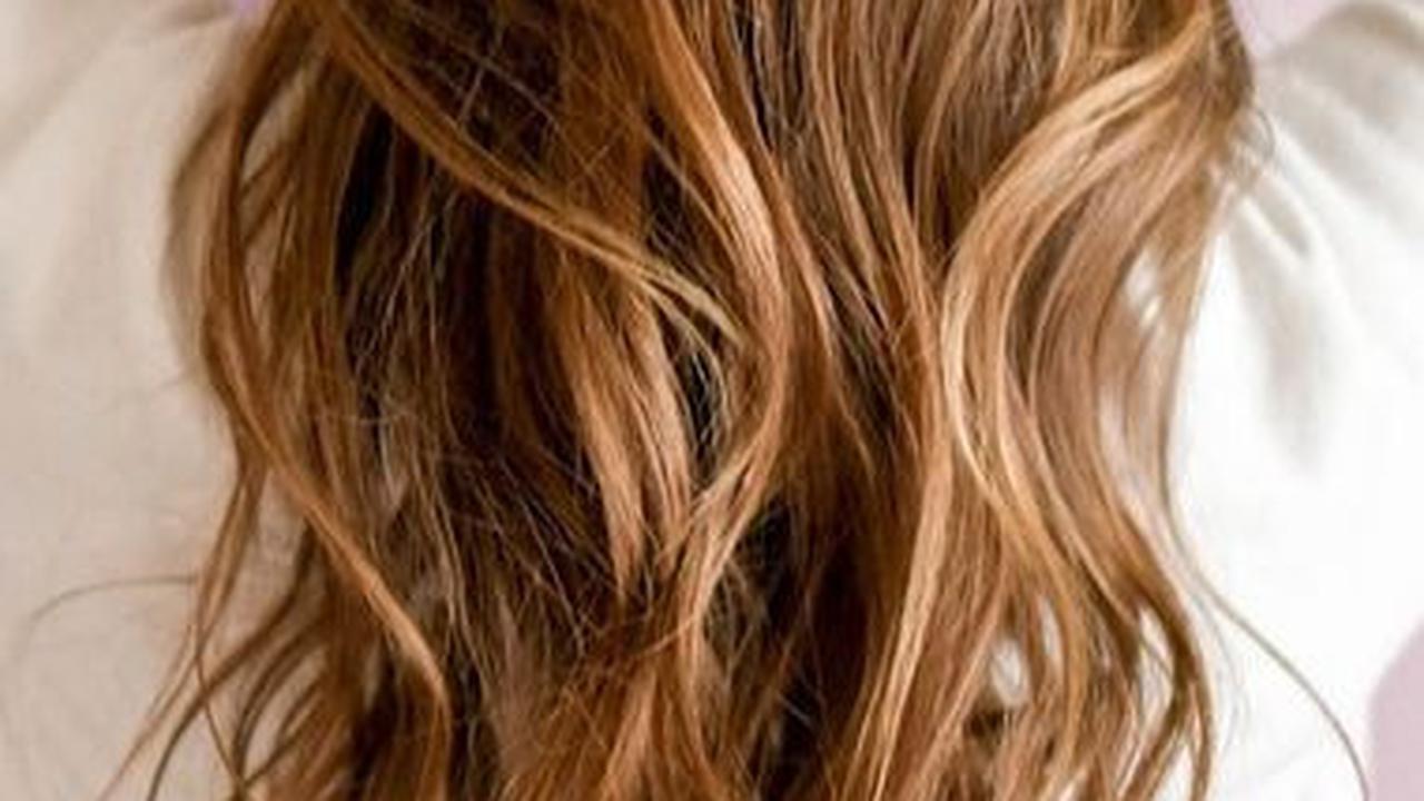 Cara Menghilangkan Bau Rambut Apek, Ketahui Penyebabnya