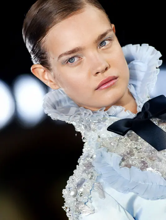 Model Rusia, Natalia Vodianova memakai busana karya desainer Karl Lagerfeld, Paris (8/09/2003). Ketika Vodianova berusia 17 tahun, Ia hijrah ke Paris. Kesejahteraan dan keberuntungan terus menghampiri Vodianova dan keluarga (AFP Photo/Jean-Pierre Muller)