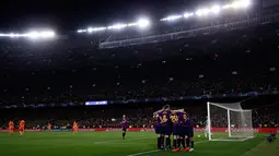Pemain Barcelona berselebrasi setelah rekan timnya, Philippe Coutinho mencetak gol ke gawang Olympique Lyon pada leg kedua 16 besar Liga Champions di Camp Nou, Rabu (13/3). Barcelona menaklukkan Olympique Lyon dengan skor telak 5-1. (AP/Manu Fernandez)