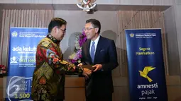 Pengusaha nasional James T Riady menjadi pengusaha besar pertama yang menyerahkan laporan perpajakan ke Direktorat Jenderal (Ditjen) Pajak di Jakarta, Jumat (2/9). (Liputan6.com/Angga Yuniar)
