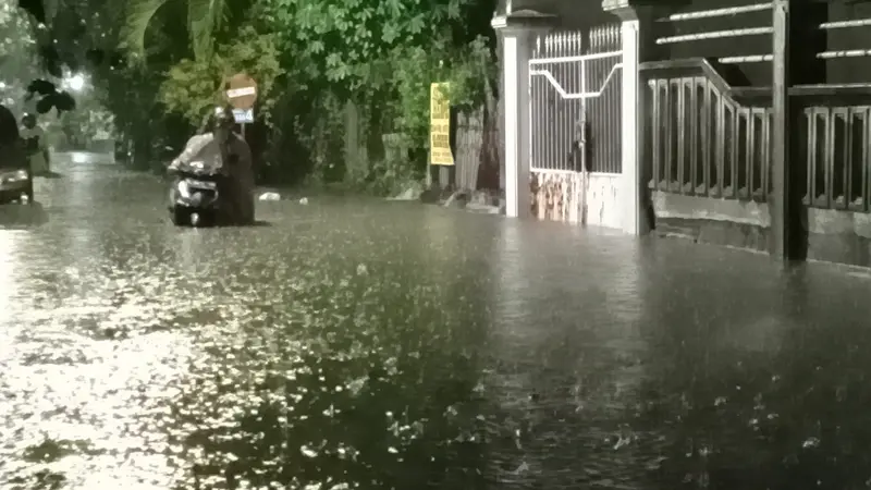 Banjir di Siwalankerto Surabaya. (Dian Kurniawan/Liputan6.com)