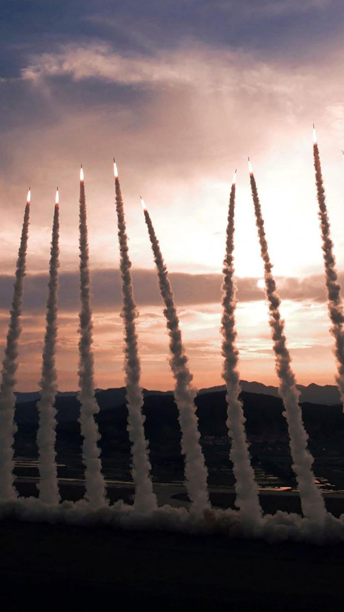 Rudal-rudal tersebut ditembakkan menggunakan&nbsp; pada Kamis (30/5).&nbsp;Foto: AFP/KCNA
