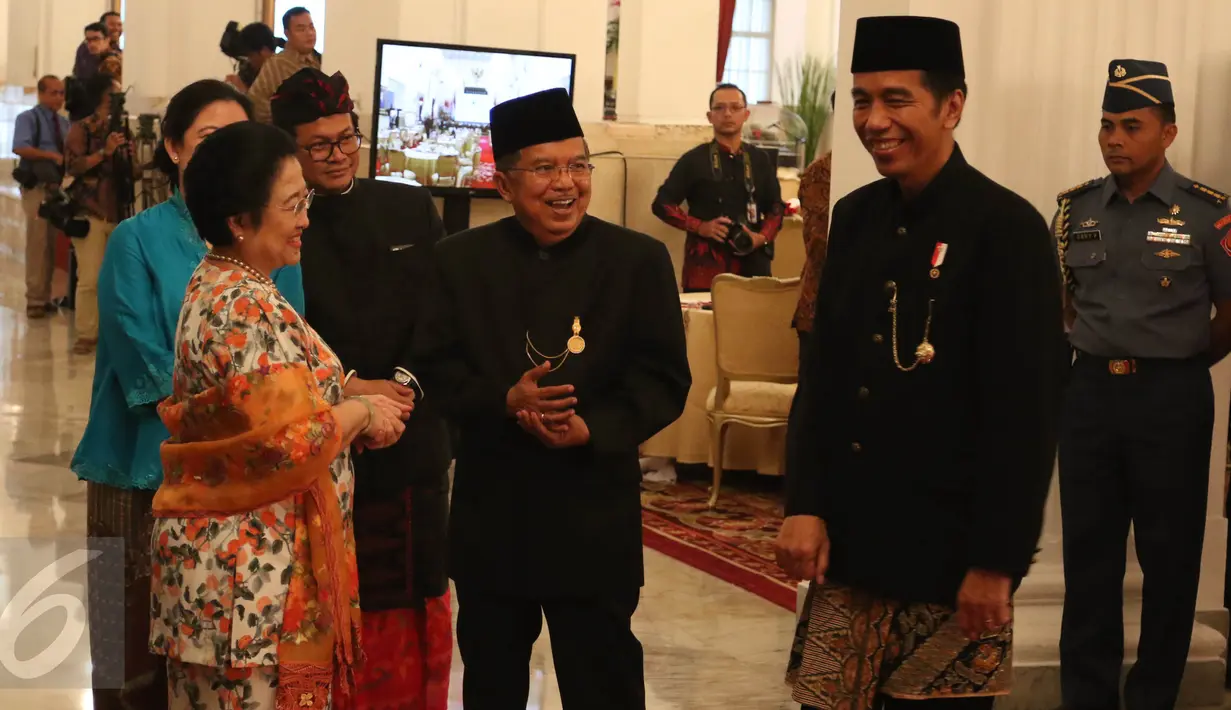 Presiden Joko Widodo (Jokowi) didampingi Wapres Jusuf Kalla dan Presiden Kelima RI Megawati Soekarnoputri melihat pameran foto dalam rangka peringatan Konferensi Asia Afrika (KAA) ke-62 di Istana Negara, Jakarta, Selasa (18/4). (Liputan6.com/Angga Yuniar)