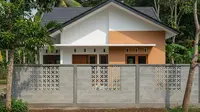 Model Pagar Batako Modern yang Cocok untuk Rumah Kampung dan Desa. (AI Generated)