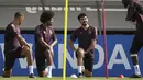 Pemain Jerman Thilo Kehrer, Serge Gnabry, Ilkay Gundogan dan Antonio Ruediger melakukan pemanasan untuk sesi latihan di stadion Al-Shamal di Al-Ruwais, Qatar, Selasa, 22 November 2022. Jerman akan memainkan pertandingan pertama melawan Jepang pada Grup E Piala Dunia 2022 Qatar pada Rabu, 23 November. (AP Photo/Matthias Schrader)