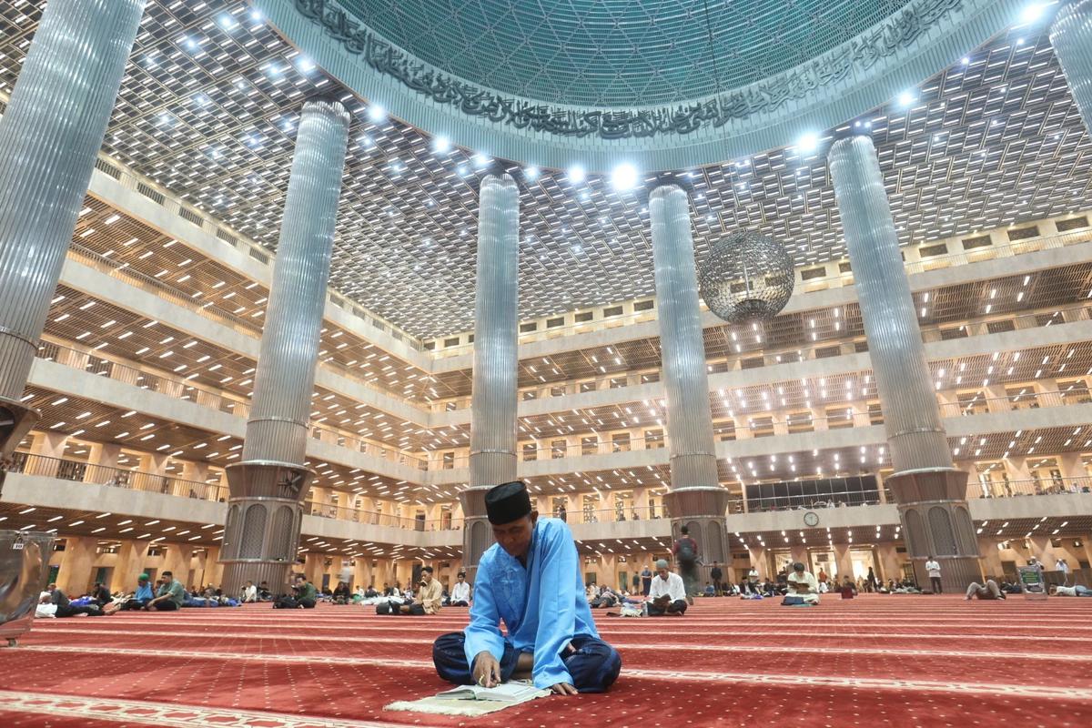 FOTO: Ribuan Jemaah Jalani Itikaf Malam 21 Ramadan di Masjid Istiqlal
