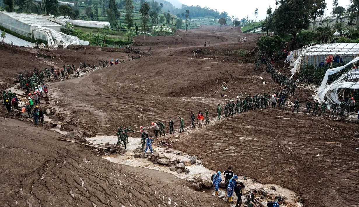 Badan Geologi Kementerian ESDM mengingatkan masyarakat untuk mewaspadai ancaman longsor susulan di Desa Pasirlangu, Kecamatan Cisarua, Bandung Barat, Jawa Barat, terutama saat hujan dengan intensitas tinggi dan durasi lama. Tampak dalam foto, tim penyelamat mencari korban tanah longsor di Desa Pasirlangu, Kecamatan Cisarua, Kabupaten Bandung Barat, Jawa Barat pada Minggu 25 Januari 2026. (Timur Matahari/AFP)