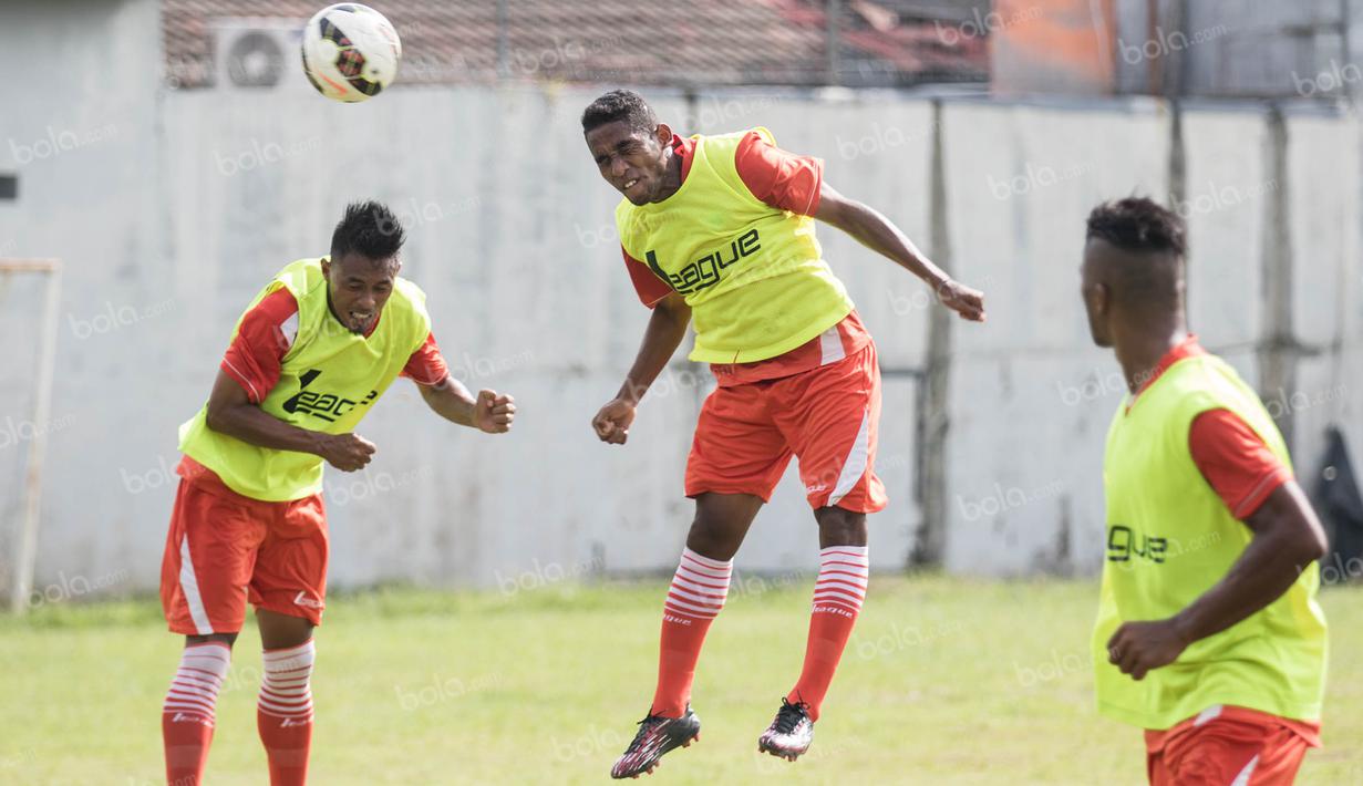 Gelandang Persija Jakarta, Pandi Lestaluhu, menyundul bola saat latihan di Lapangan Villa 2000 Pamulang, Tangerang Selatan, Jumat (8/4/2016). Latihan ini merupakan persiapan terakhir jelang Trofeo Persija. (Bola.com/Vitalis Yogi Trisna)