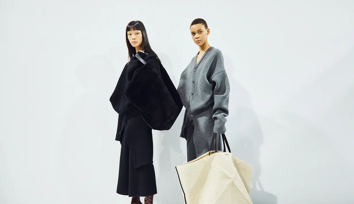 Koleksi Loewe selalu memiliki sensasi ledakan di internet yang viral. Namun, Anderson selalu meletakkan desainnya dalam pakaian yanag simple dan tidak rumit. [@loewe]