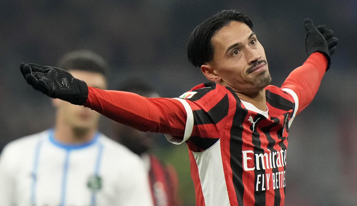 Pemain AC Milan, Tijjani Reijnders melakukan selebrasi setelah mencetak gol melalui tendangan jarak jauh ke gawang Sassuolo pada laga lanjutan Liga Italia 2024/2025 yang berlangsung di San Siro, Milan, Italia, Rabu (04/12/2024) dini hari WIB. (AP Photo/Luca Bruno)