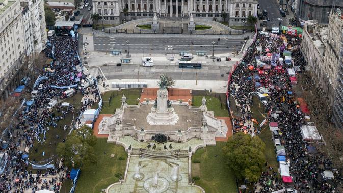 Massa pro (kanan) dan kontra legalisasi aborsi (kiri) berkumpul di Alun-Alun Dos Congresos, Buenos Aires, Argentina, Rabu (8/8). Senat Argentina menggelar pemungutan suara terkait RUU yang akan melegalkan aborsi. (IVAN PISARENKO/AFP)