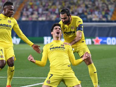 Striker Villarreal, Gerard Moreno (tengah) melakukan selebrasi usai mencetak gol kedua timnya ke gawang Dinamo Zagreb dalam laga leg kedua perempatfinal Liga Europa 2020/2021 di La Ceramica Stadium, Villarreal, Kamis (15/4/2021). Villarreal menang 2-1 atas Dinamo Zagreb. (AFP/Jose Jordan)