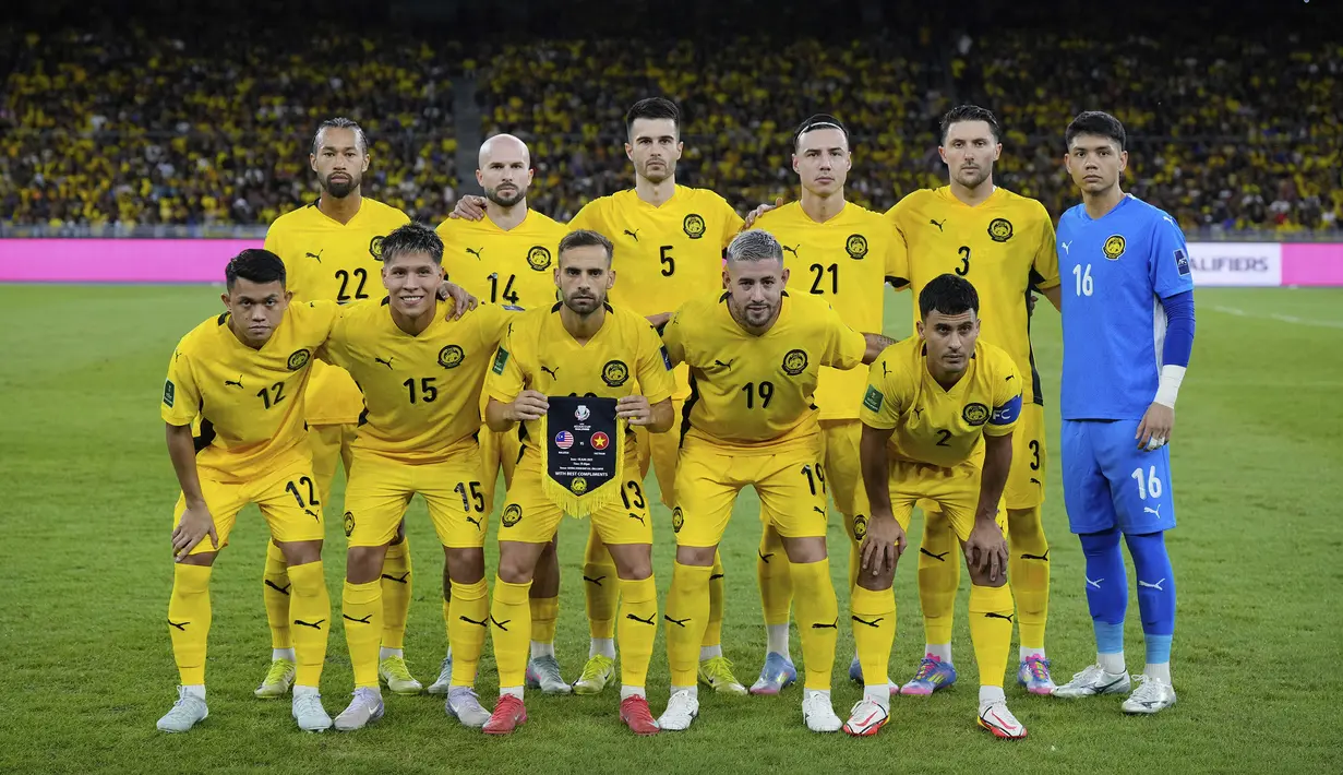 Starting XI pemain Malaysia dalam laga Grup F Kualifikasi Piala Asia 2027 melawan Vietnam di Stadion Nasional Bukit Jalil, Kuala Lumpur, Malaysia, Selasa (10/06/2025). (AP Photo/Vincent Thian)
