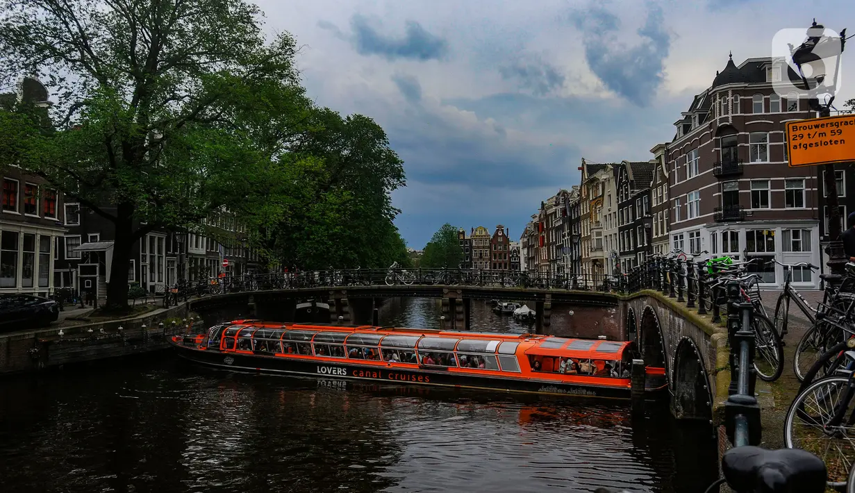 Kanal-kanal itu memenuhi seperempat bagian Kota Amsterdam dengan panjangnya yang mencapai lebih dari 100 km. (merdeka.com/Arie Basuki)