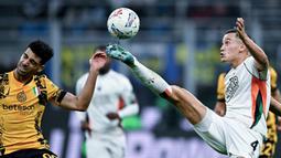 Jay Idzes tampil penuh selama 90 menit saat Venezia bertandang ke markas Inter Milan, Giuseppe Meazza, pada laga lanjutan Liga Italia, Senin (4/11/2024). Pada laga ini, Venezia takluk dengan skor 0-1. (AFP/Gabriel Bouys)