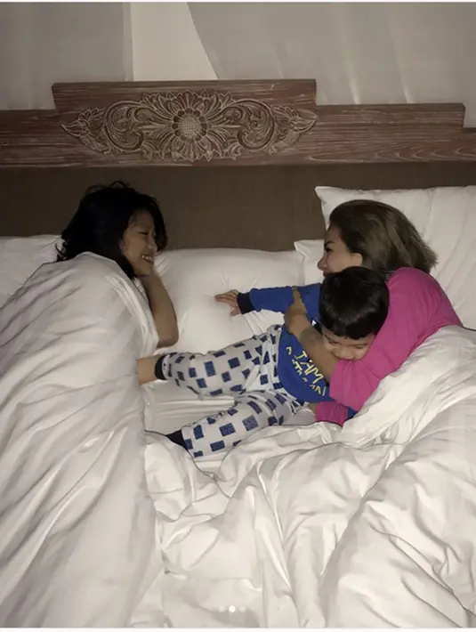 Terkait dengan mantan suaminya, Sajad Ukra yang telah memberinya seorang anak, Azka Raqilla atau yang dipanggil dengan sebutan Al. Dianggap menghalangi bertemu dengan buah hatinya, Sajad melaporkan ke polisi. (Instagram/nikitamirzanimawardi_17)