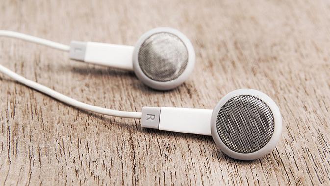 Agar tidak kotor terkena bakteri, rajin-rajinlah membersihkan earphone Anda. Begini caranya.