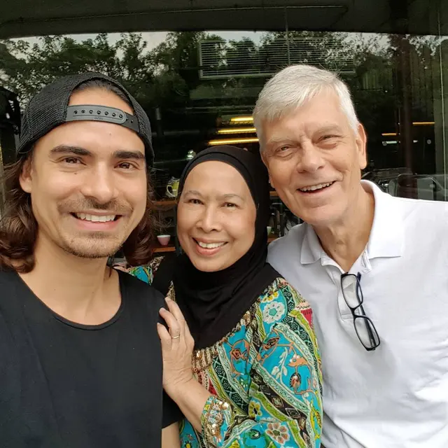 Potret Ashraf Sinclair bersama keluarganya
