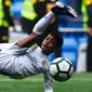 Aksi anak Cristiano Ronaldo, Cristiano Ronaldo Jr saat melakukan tendangan salto usai pertandingan antara Real Madrid dan Atletico Madrid di stadion Santiago Bernabeu, Madrid (8/4). (AFP Photo/Gabriel Bouys)