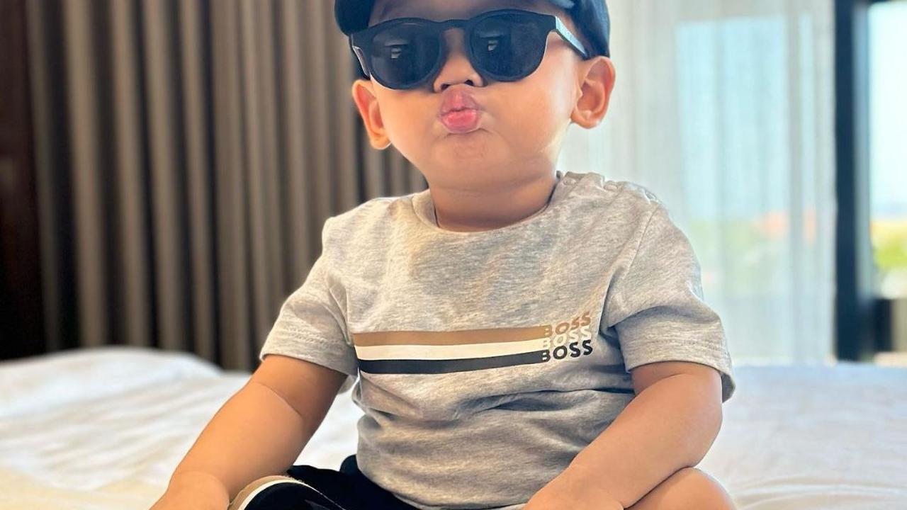 Tak hanya itu, Baby L juga tampak pose 'manyun'. Dia 'memonyongkan' bibirnya.

"Bibir manyun," ucap Iis Dahlia.