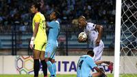 Penyerang Tira Persikabo, Loris Arnaud, sesaat setelah menjebol gawang Persela di Stadion Surajaya, Lamongan, Minggu (25/8/2019). (Bola.com/Aditya Wany)